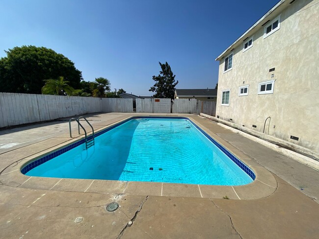 Building Photo - HUGE House with Pool!! Prime location (Lea...