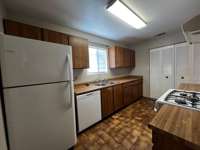 Foto del edificio - 3 Bedroom 1 bath Large Backyard