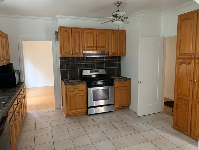 Kitchen - 1153 S Tremaine Ave