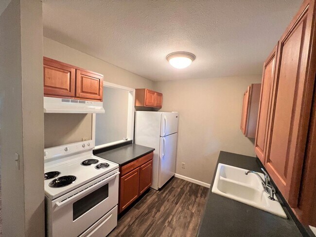 Foto del edificio - Great Location! Leasing for 26/27 school year!