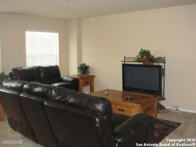 Building Photo - 4 br, 2.5 bath House - 415 Ann Dr