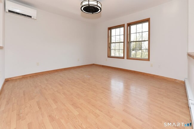 Foto del edificio - 81 Middletown Ave