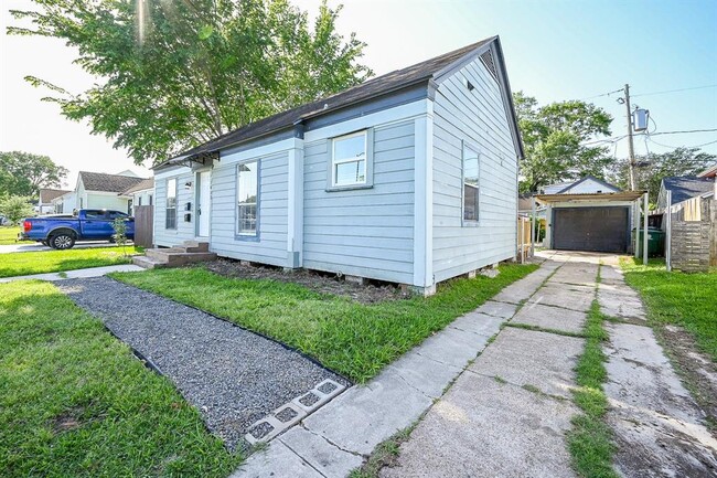 Building Photo - 7412 Satsuma St