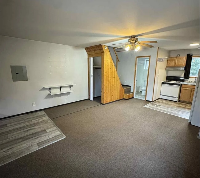 Building Photo - Private Home That's Still Close to the Amenities You Need!