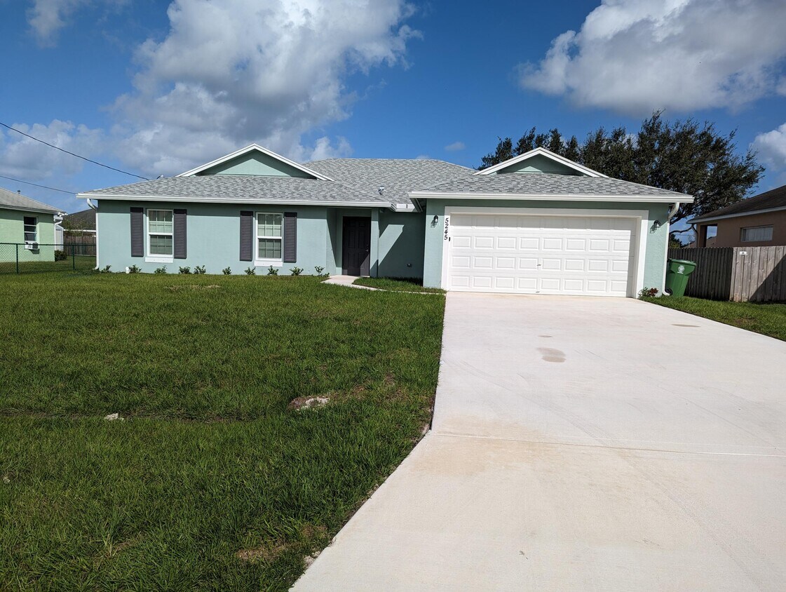 Foto principal - 5245 NW Gamma St