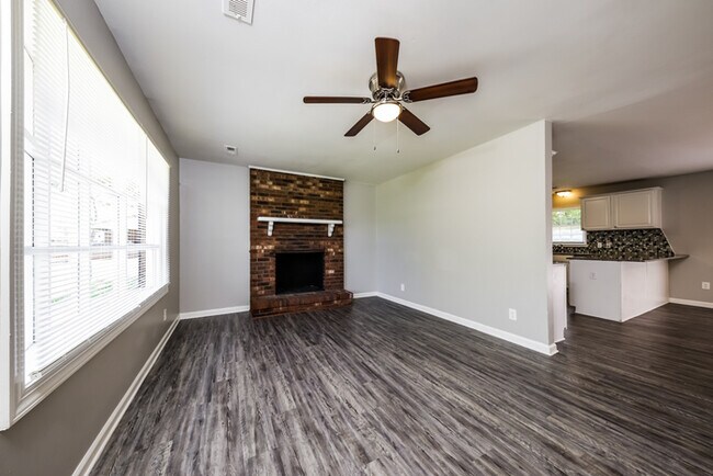 Building Photo - 5160 Largo Dr