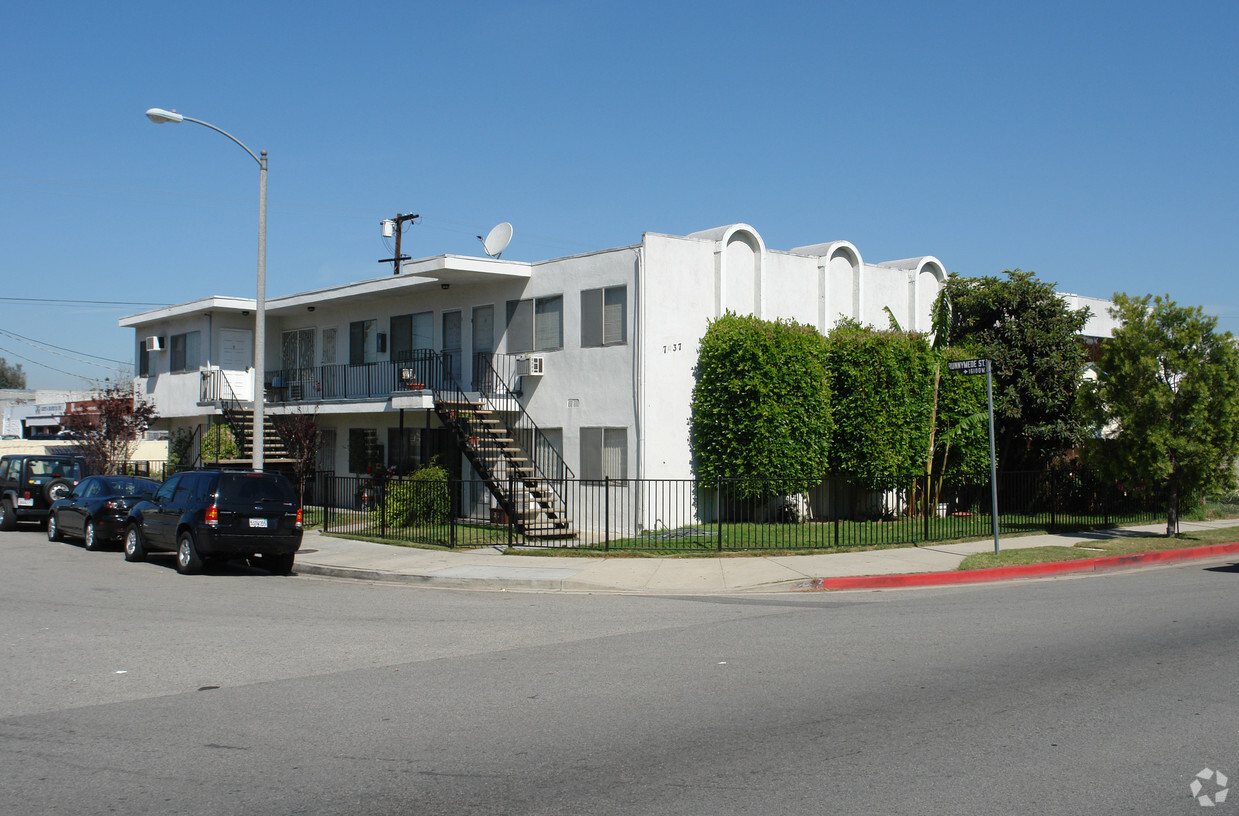 Primary Photo - 7437 Woodley Ave