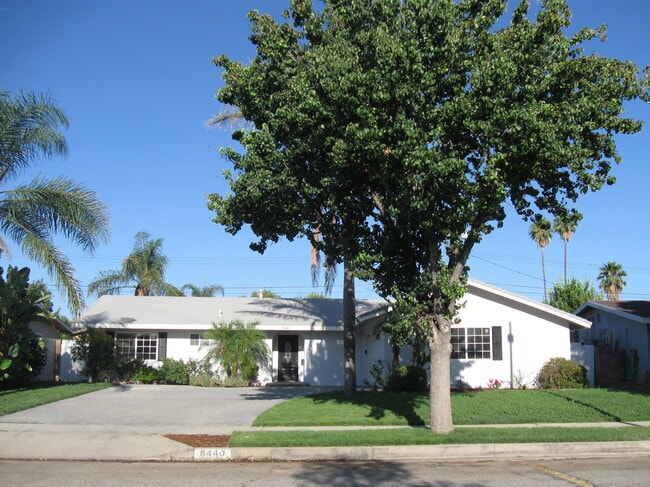 Foto del edificio - 8440 Hanna Ave