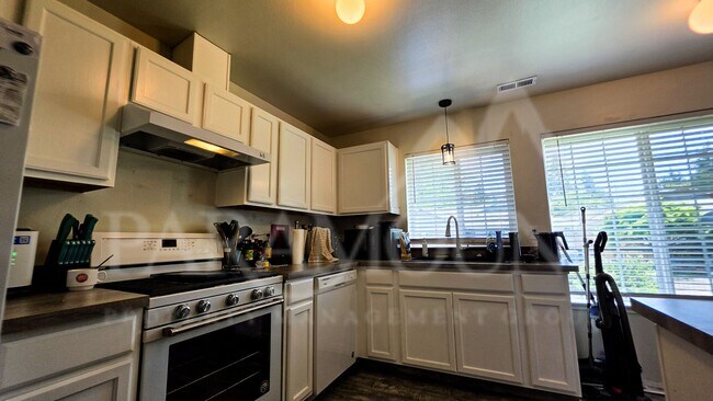 Building Photo - 3-Bedroom Pet-Friendly Unit in Port Orchard