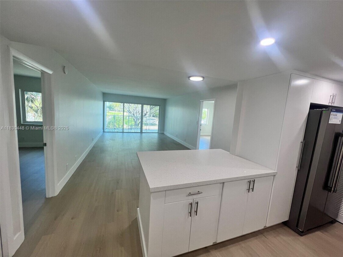 Foto principal - 100 Lakeview Dr