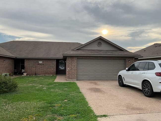 Foto del edificio - 10220 Lilac Ln