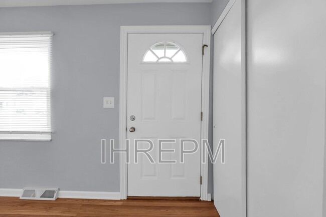 Foto del edificio - 6295 Faircrest Rd