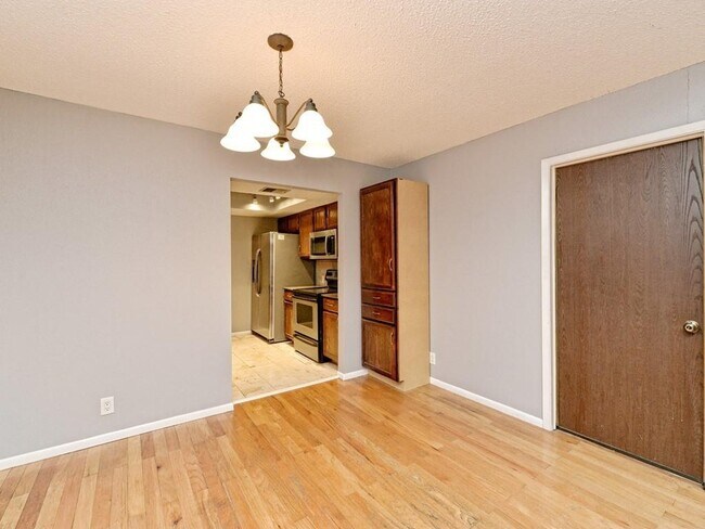 Building Photo - 906 E Meadowmere Ln