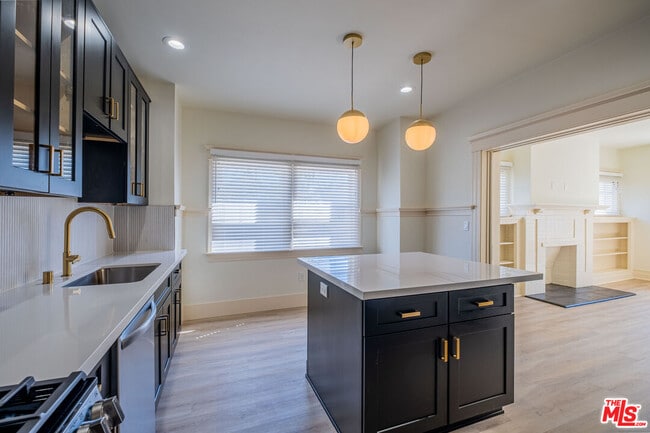 Building Photo - 216 N Catalina Ave