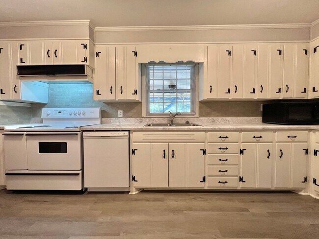 Building Photo - 3 Bed, 2 Bath Home w/ Privacy on 3 Acre Lot