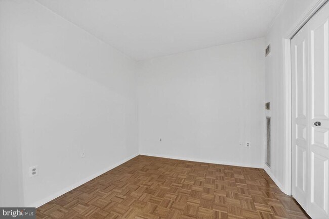 Foto del edificio - 7111 Woodmont Ave