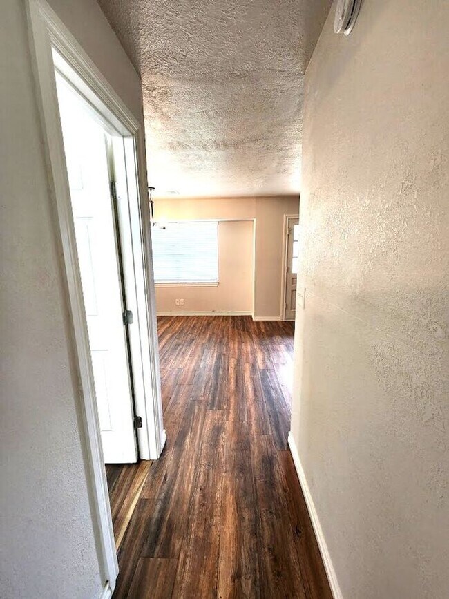 Building Photo - 4 Bed 2.5 Bath 2 Car Garage in Camelot Add...