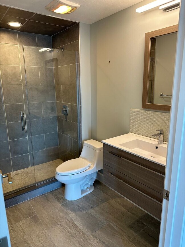 Foto del edificio - ** 1 BEDROOM UNFURNISHED RARE 1ST FLOOR CO...