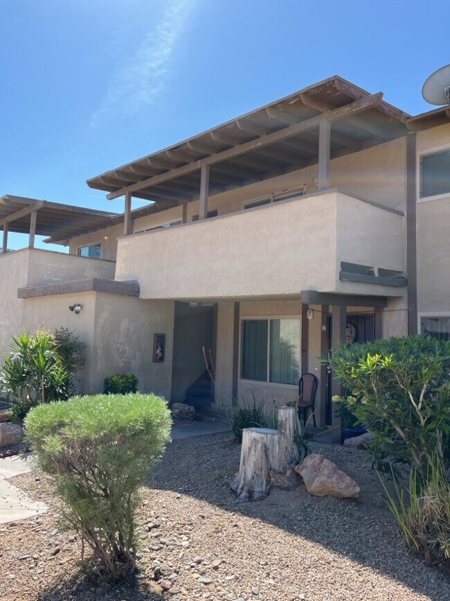 Foto del edificio - 2 bedroom 2 bathroom second level unit centrally located in the El Sol del Pueblo community.
