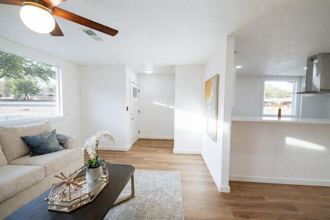 Foto del edificio - Modern Chic 3 Bedroom W/ Flex Space!
