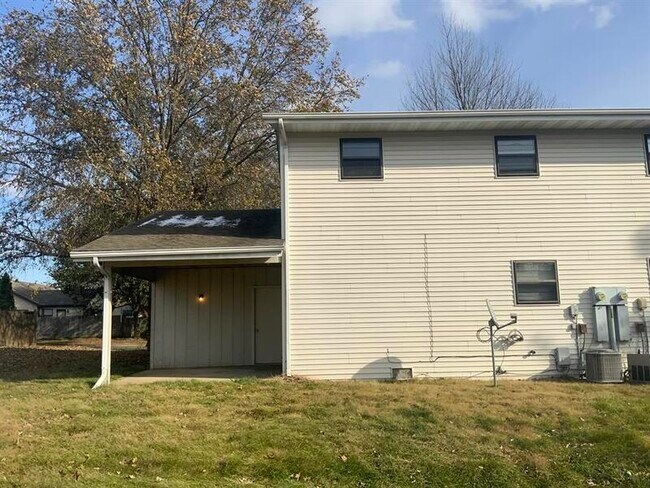 Building Photo - 703 Shabin Dr