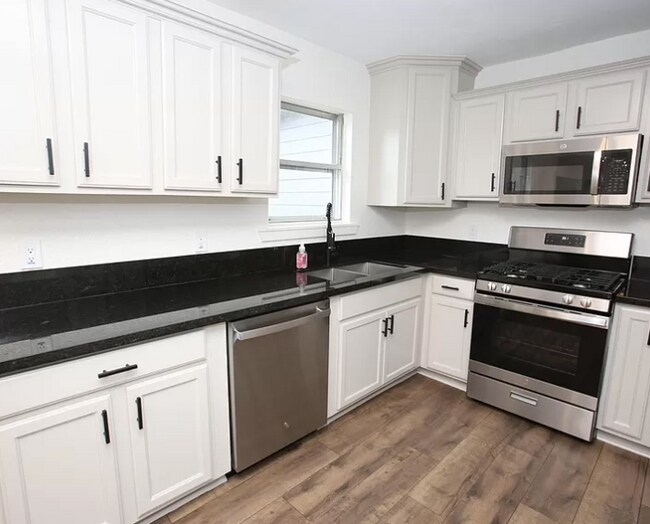 Building Photo - 303 Yaupon St