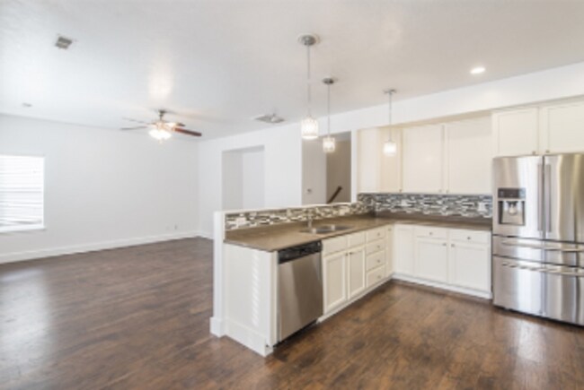 Foto del edificio - Beautiful 5 Bed | 2.5 Bath | 3 Car Single Family Home