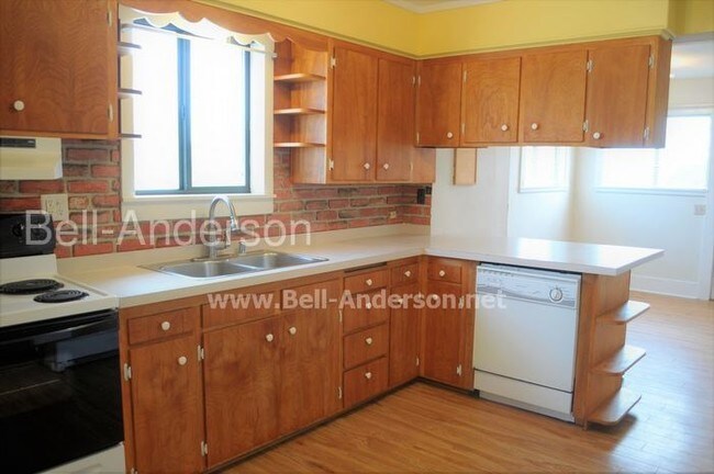 Building Photo - Surprisingly Spacious James Hill Home!