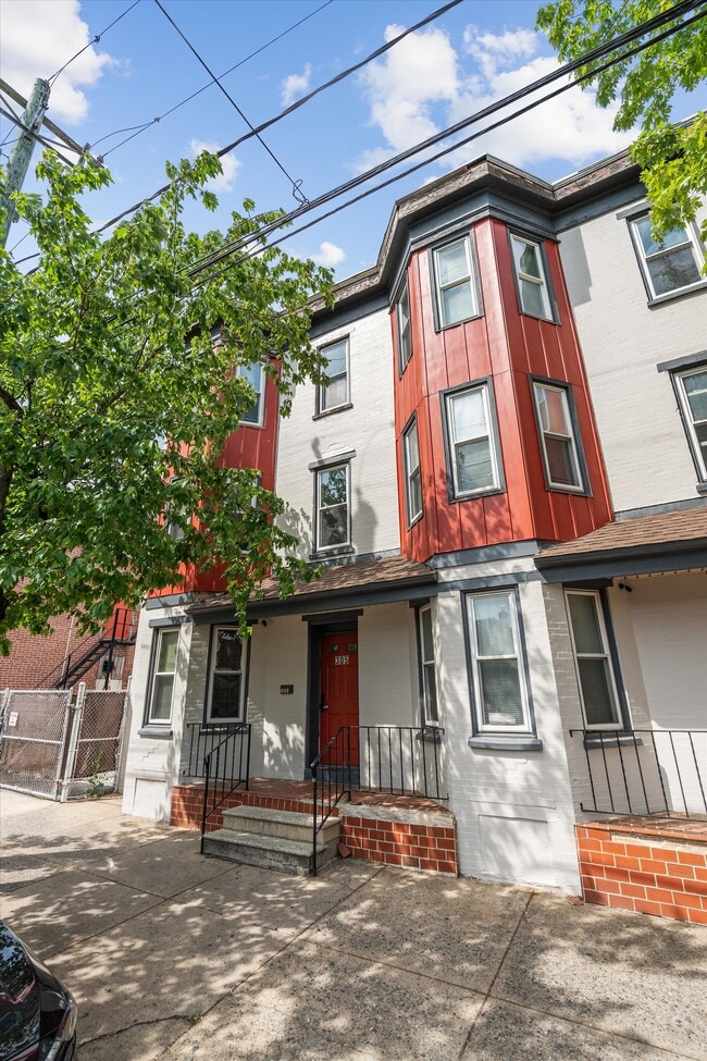 Building Photo - 305 E 9th St