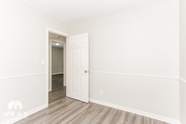 Foto del edificio - 6824 Gaillardia Rd S