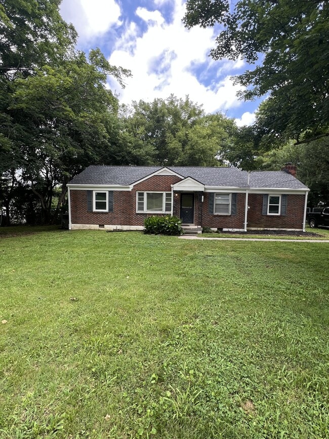 Building Photo - 206 Greenview Dr