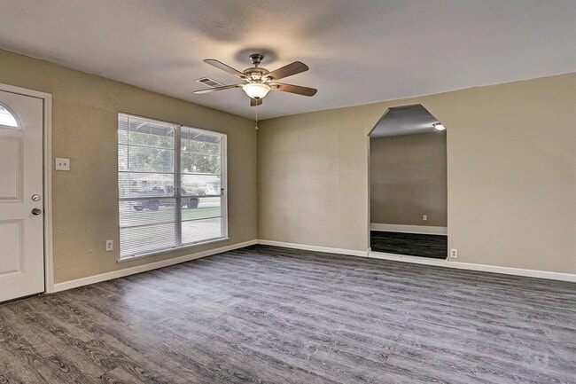 Building Photo - 5835 Kenilwood Dr