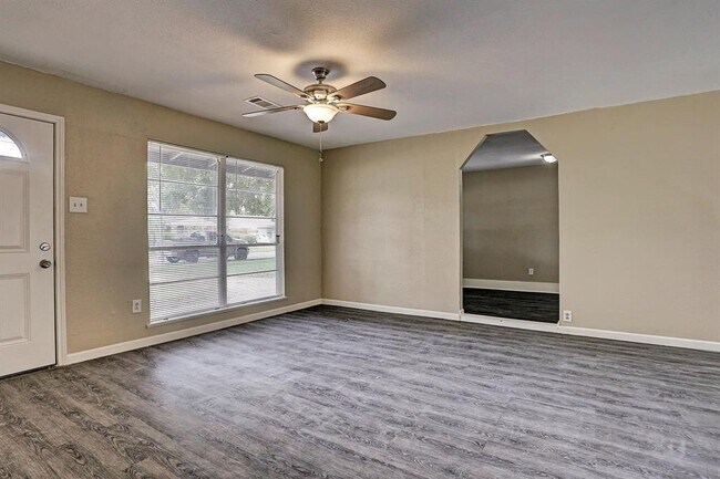 Foto del edificio - 5835 Kenilwood Dr