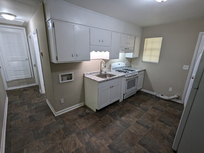 Building Photo - 6476 /6480 Raymond Dr