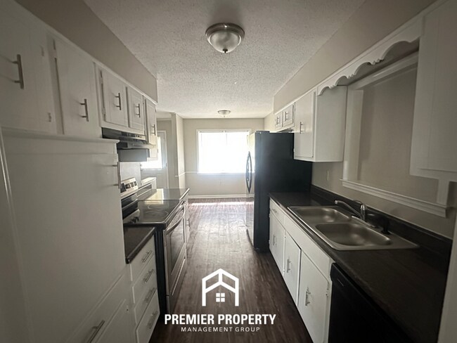 Foto del edificio - Beautiful 3BR/2BA Bartlett Cove | 1,668 Sq Ft, Brick Fireplace & Dual Dining Areas