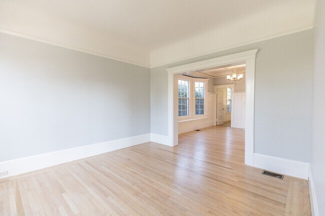 Foto del edificio - Large updated 2 bedroom, walk to Downtown,...