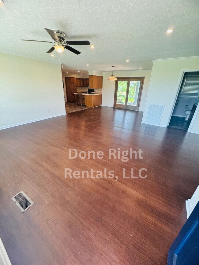 Building Photo - 388 E Noel Dr