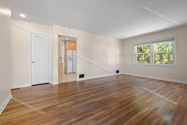 Building Photo - Charming Ranch in University Park – Oversi...