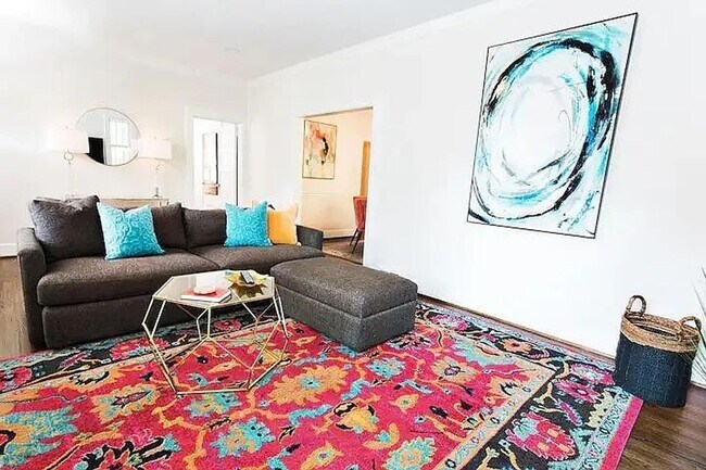 Foto del edificio - Spacious and homey home in the heart of Ro...