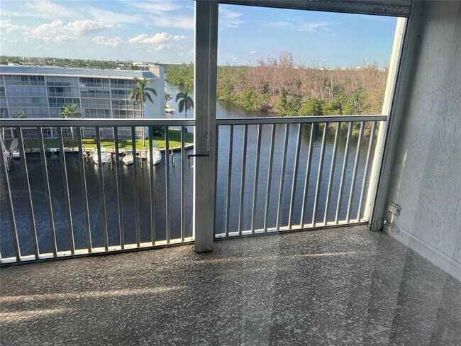 Foto del edificio - 1537 E Hillsboro Blvd