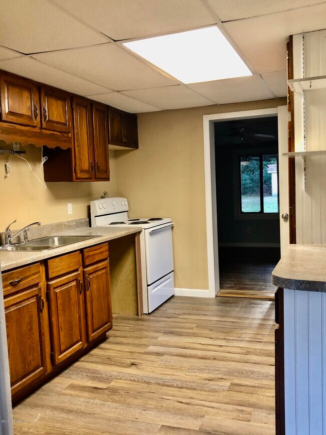 Building Photo - 805 Cypress Ave
