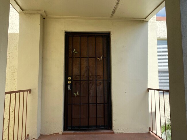 Foto del edificio - FABULOUS Remodeled 2 Bedroom/2 Bath Condo!...