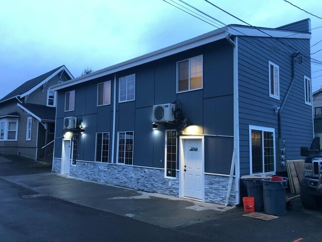 Building Photo - 2715 Maple St