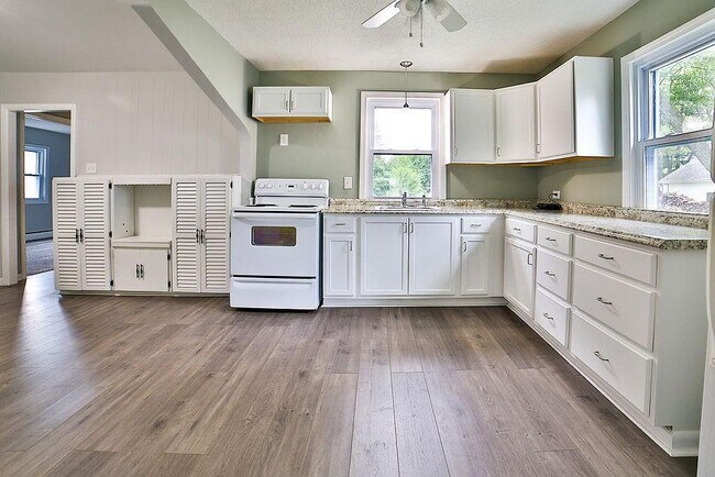 Building Photo - 672 Longmeadow Rd