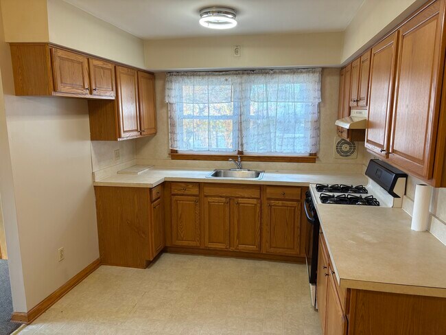 Foto del edificio - 1356 Roosevelt Ave