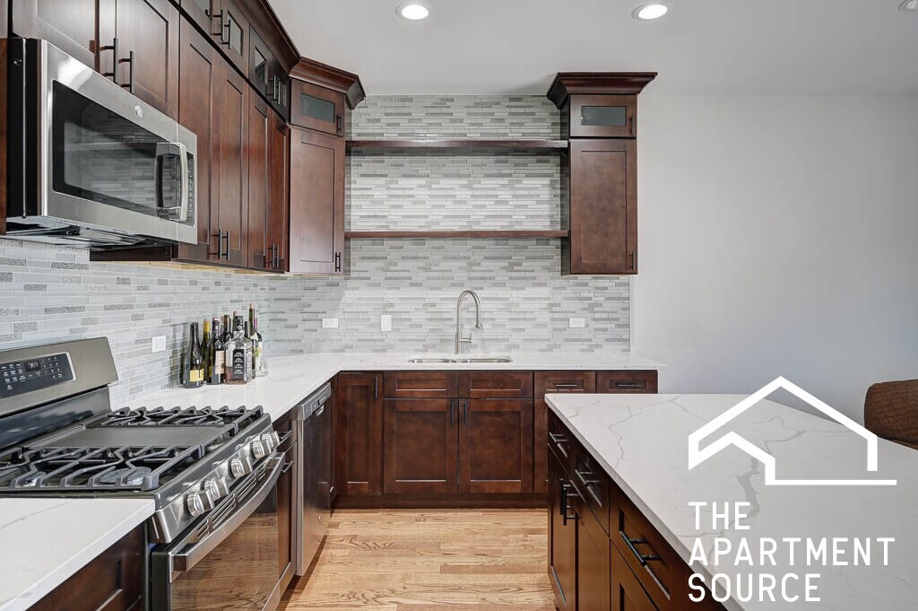 Primary Photo - 3329 N Avers Ave