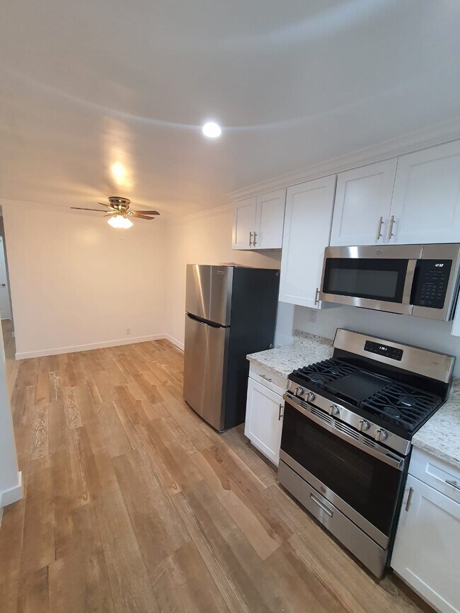 Building Photo - 13813 Oxnard St