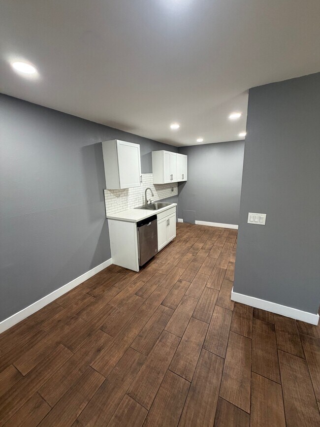 Building Photo - 2580 Hayes Dr
