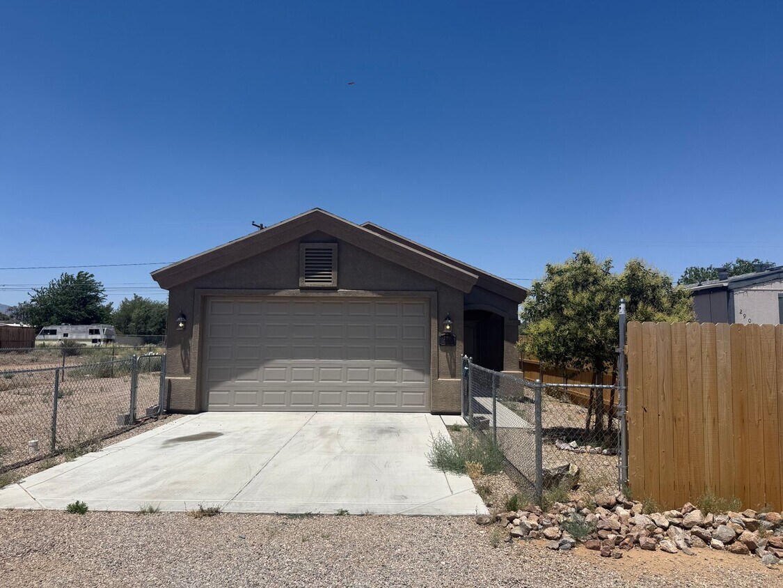 Foto principal - 3 Bedroom 2 Bathroom Home
