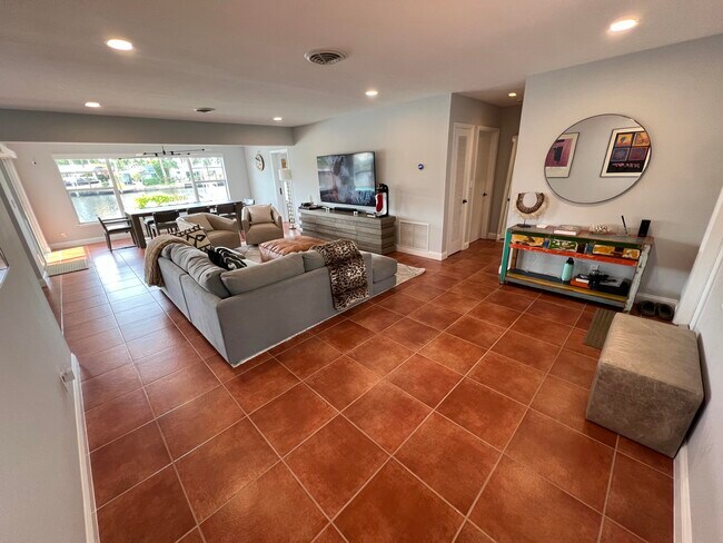 Building Photo - 1653 Poinsettia Dr